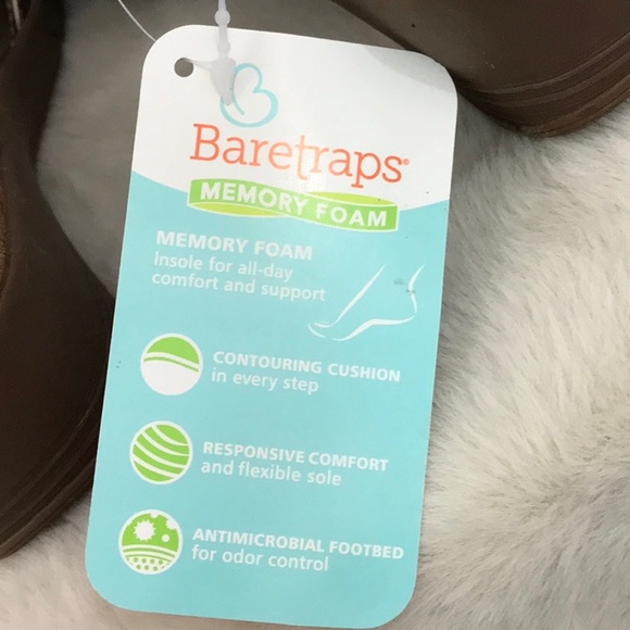 Baretraps Golden Wedge Sandals (757) - Picture 4 of 6